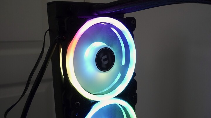 【開箱】正裝、反裝，都很亮! Thermaltake 耀影 SWAFAN 12 RGB開箱