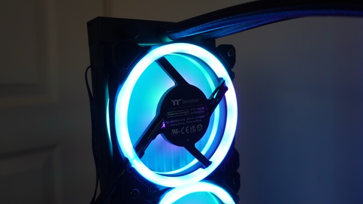 【開箱】正裝、反裝，都很亮! Thermaltake 耀影 SWAFAN 12 RGB開箱