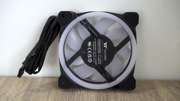 【開箱】正裝、反裝，都很亮! Thermaltake 耀影 SWAFAN 12 RGB開箱