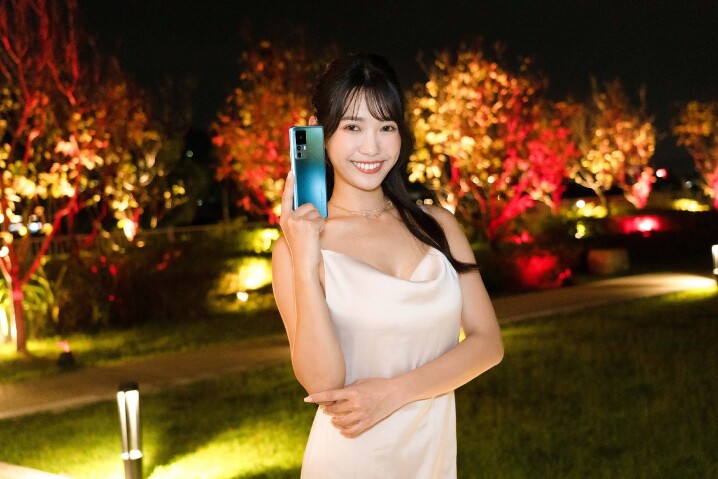 影像旗艦Xiaomi 12T Series最高搭載2億像素OIS超影像系統，配備超高像素主鏡頭、OIS光學防手震與最大11.22吋超大感光元件等超高規攝影模組，就算不擠進聖誕或跨年演唱會搖滾區，也能細緻捕捉到偶像在舞台上的精采表演。.jpg