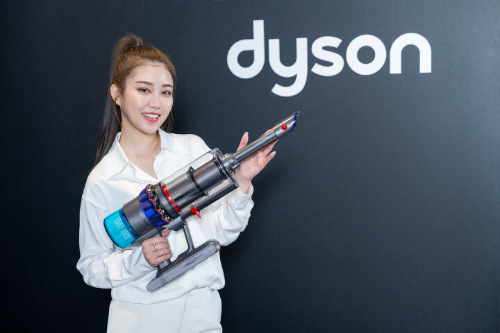Dyson Gen5Detect無線吸塵器配備內建除塵及隙縫吸頭，可隨手切換手持模式，搭配“一鍵式電源控制”及壺型手柄，提供更輕鬆與舒適的清潔體驗.jpg