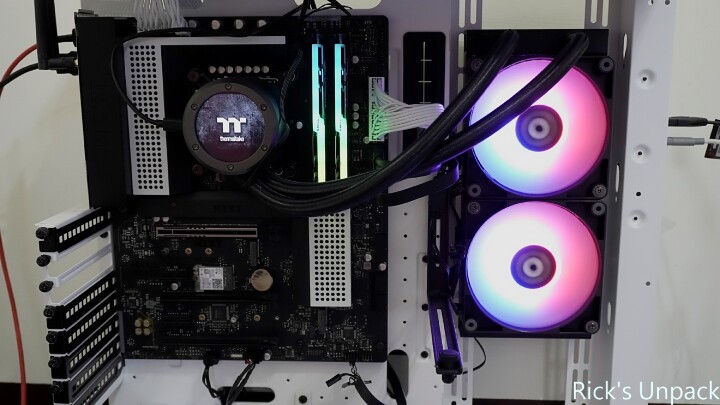 【開箱】平價高性能LCD水冷｜Thermaltake TH240 V2 Ultra ARGB Sync