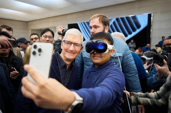 Apple-Vision-Pro-availability-selfie-with-Tim-Cook_big.jpg.large_2x.jpg