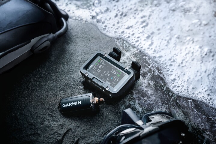 7. Garmin潛水生態系應用，Descent X50i搭配 Descent T2 發射器，能在30公尺內傳送雙向文字訊息，幫助水下溝通.jpg