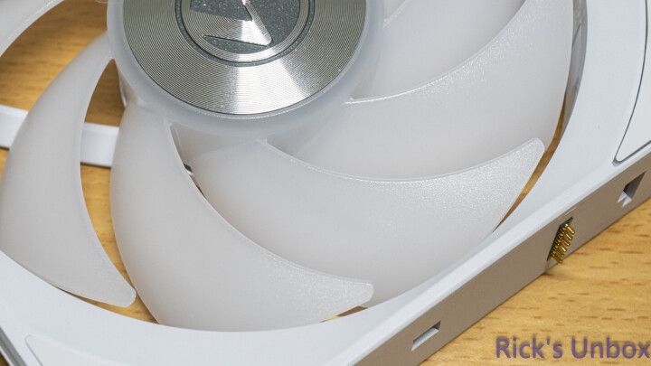 【開箱】連水冷都有三模連線 | LIAN LI HydroShift II LCD-C 360CL WHITE