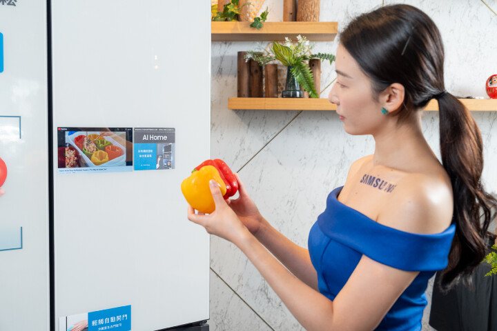 【新聞圖片2-2】9吋AI Home觸控螢幕,可串聯SmartThings提供「食材管理、居家控制、家庭互動、娛樂體驗」等服務。.jpg 【新聞圖片2-2】9吋AI Home觸控螢幕,可串聯SmartThings提供「食材管理、居家控制、家庭互動、娛樂體驗」等服務。.jpg