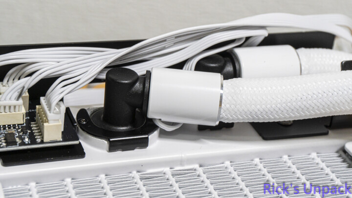 【開箱】新版走線特殊水冷 | LIAN LI HydroShift II LCD-S 360N WHITE