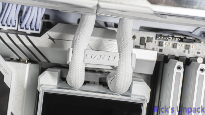 【開箱】新版走線特殊水冷 | LIAN LI HydroShift II LCD-S 360N WHITE