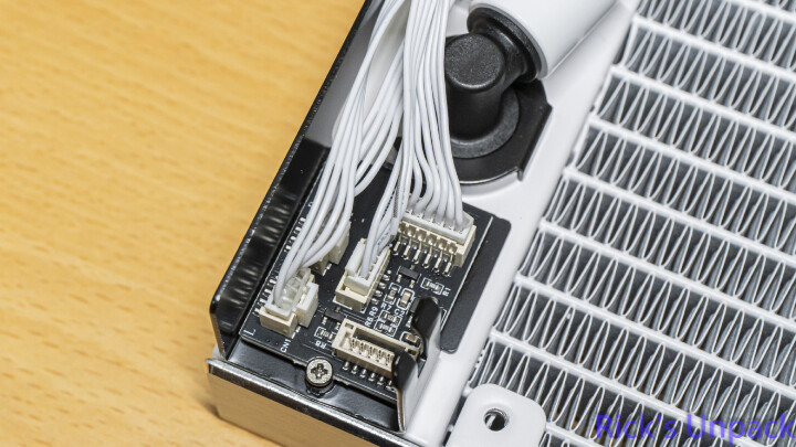 【開箱】新版走線特殊水冷 | LIAN LI HydroShift II LCD-S 360N WHITE