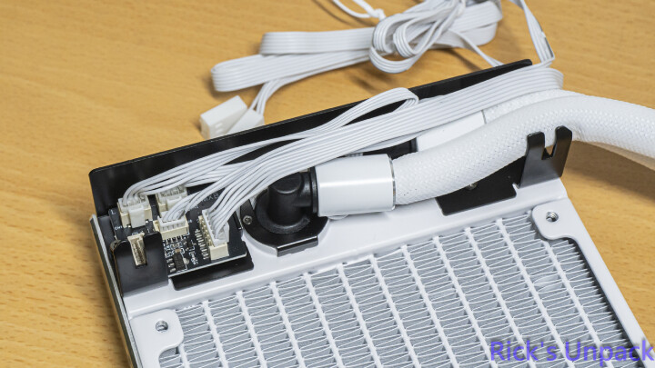 【開箱】新版走線特殊水冷 | LIAN LI HydroShift II LCD-S 360N WHITE