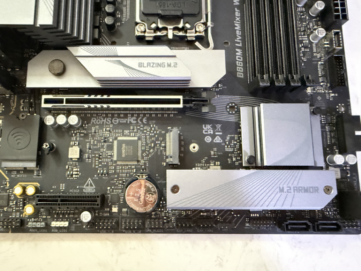 開箱 4K 有找CP取向創作者 M 板 B860M LiveMixer WiFi