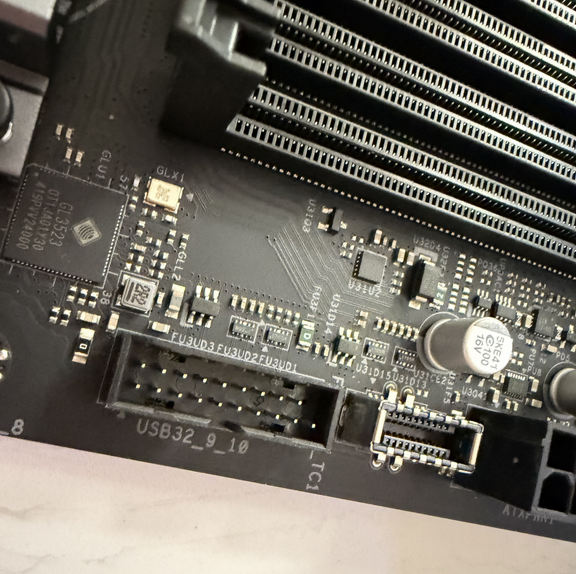 開箱 4K 有找CP取向創作者 M 板 B860M LiveMixer WiFi