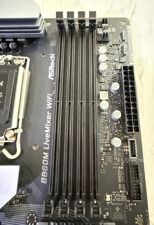 開箱 4K 有找CP取向創作者 M 板 B860M LiveMixer WiFi