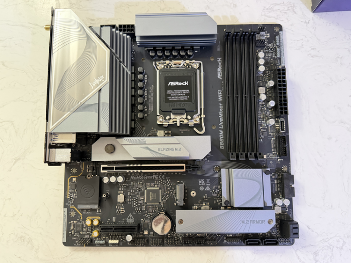 開箱 4K 有找CP取向創作者 M 板 B860M LiveMixer WiFi