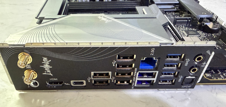 開箱 4K 有找CP取向創作者 M 板 B860M LiveMixer WiFi