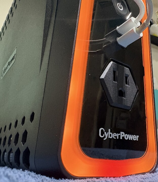 【深度開箱】CyberPower GX150C2M 不斷電系統：我的 「電力保險櫃」