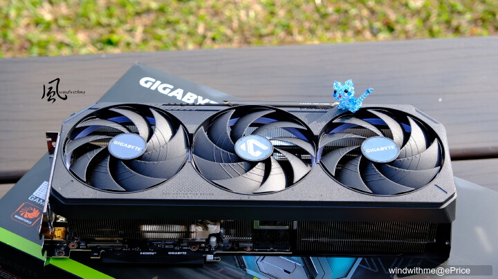 白色木紋新風格：X870E AERO X3D WOOD搭FRAME 5000D WOOD RS實測