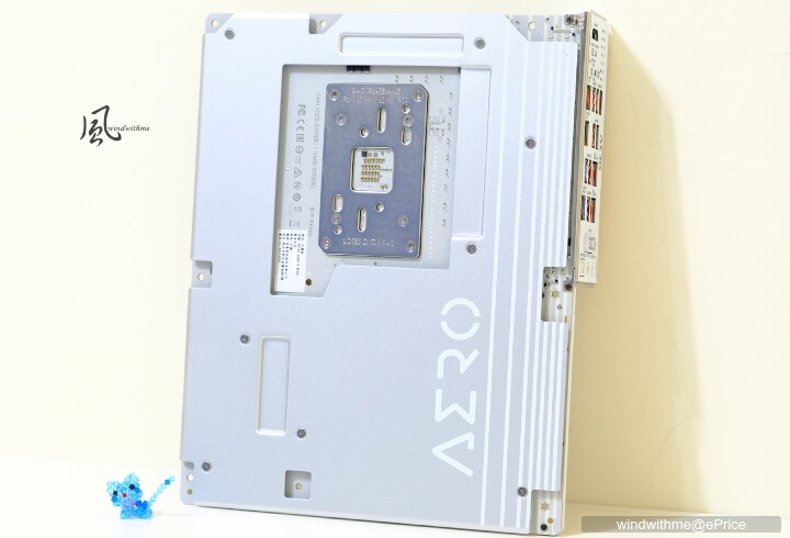 白色木紋新風格：X870E AERO X3D WOOD搭FRAME 5000D WOOD RS實測