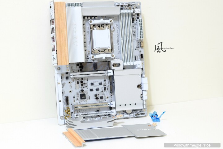 白色木紋新風格：X870E AERO X3D WOOD搭FRAME 5000D WOOD RS實測