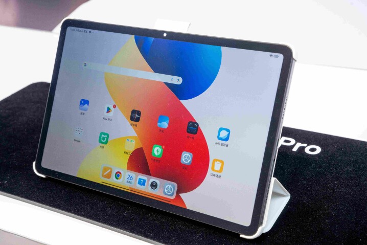 02. REDMI Pad 2 Pro 與 REDMI Pad 2 Pro 5G 配備 12.1 吋 2.5K 120Hz 高刷新率螢幕，帶來細膩流暢的視覺享受。.jpg